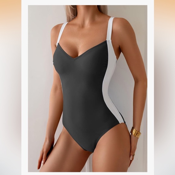 Eomenie One Piece Lace-Up Back, Colorblock Swimsuit.
Size M - Picture 3 of 12